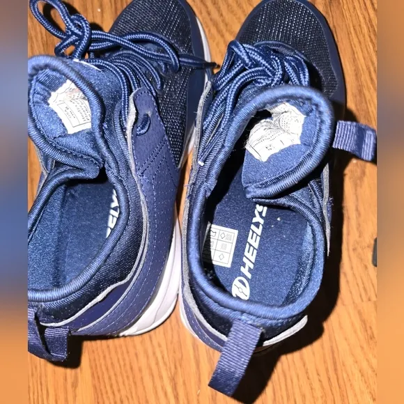 Heelys navy blue skate shoes. Youth 6/38