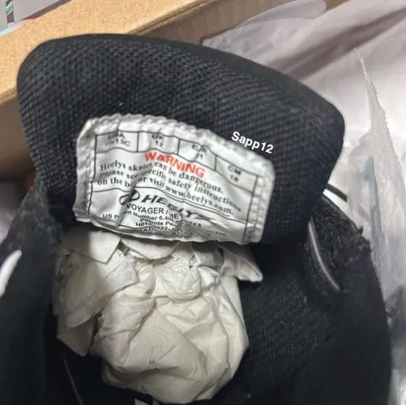 🆕HEELYS&quot; VOYAGER  BLACK &amp; WHITE SKATE SHOES