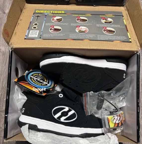 🆕HEELYS&quot; VOYAGER  BLACK &amp; WHITE SKATE SHOES