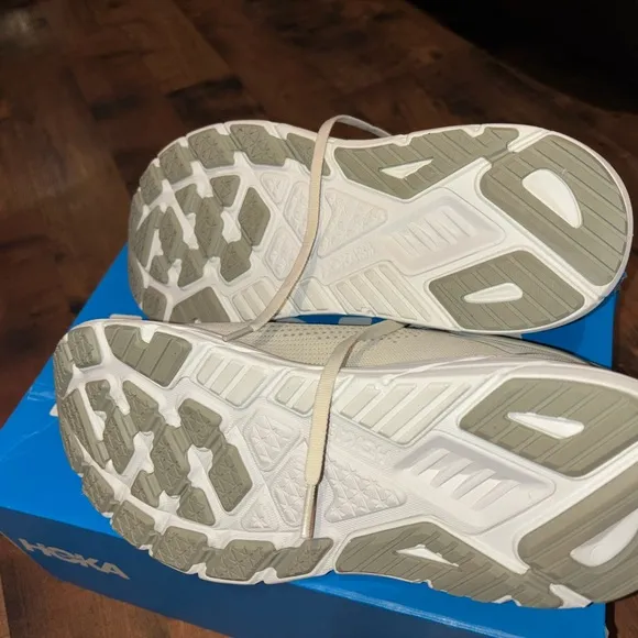 Hoka Arahi 7 Athletic Shoes