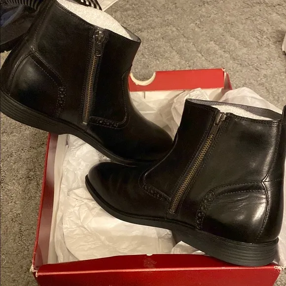 Hush Puppies Shoes in Black with Comfortable Sole and Stylish Design