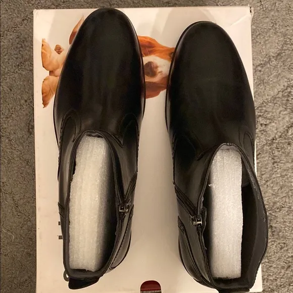 Hush Puppies Shoes in Black with Comfortable Sole and Stylish Design