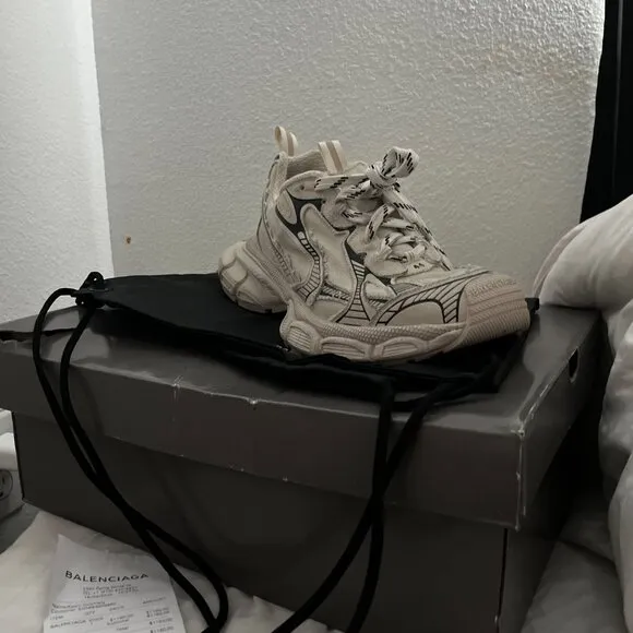 I am selling these shoes because they don't fit me anymore.