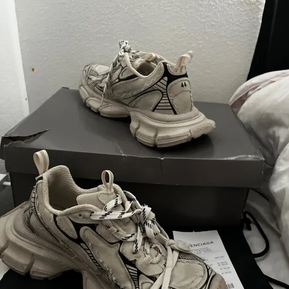 I am selling these shoes because they don't fit me anymore.