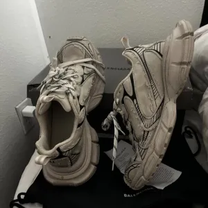 I am selling these shoes because they don't fit me anymore.