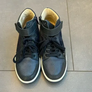Jacadi boys navy blue leather high top sneaker size 33