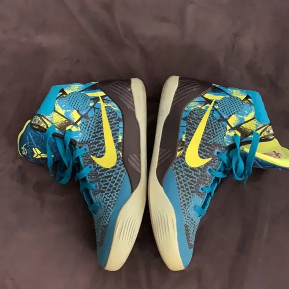 Kobe high top tennis shoes