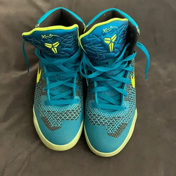 Kobe high top tennis shoes
