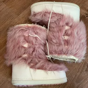 Modes White w/Pink Faux Fur Snow or After Ski Boots Made in Romania Foam Padded