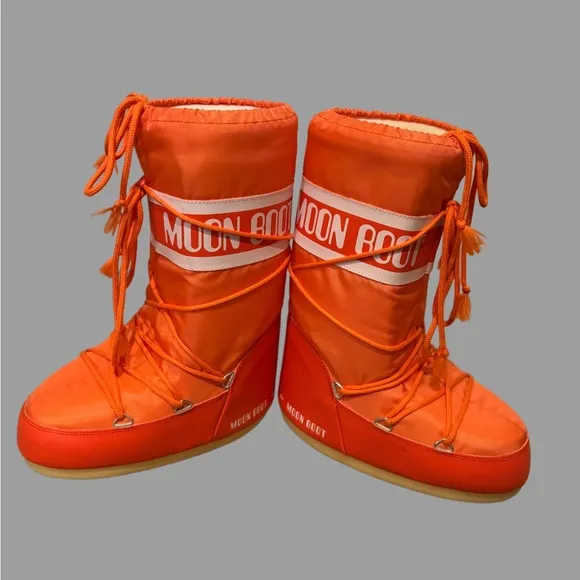 Moon Boots Icon size 35/38 fits US women’s 4.5-7