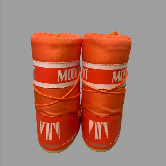 Moon Boots Icon size 35/38 fits US women’s 4.5-7