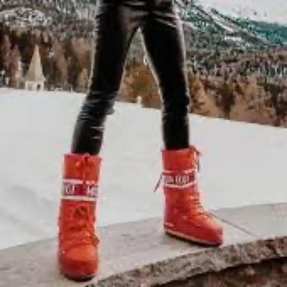 Moon Boots Icon size 35/38 fits US women’s 4.5-7