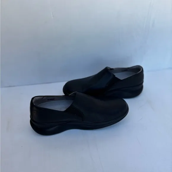 Moshn by Klogs black slip on shoes. Sz 9M