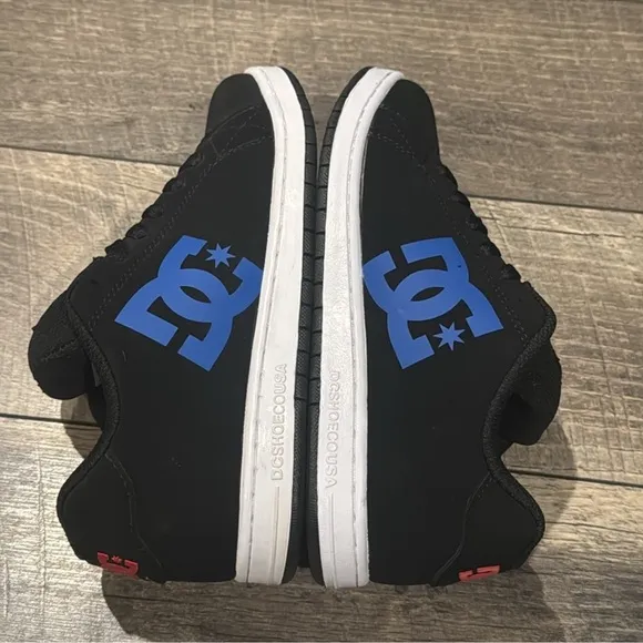 New authentic DC signature skate shoes sneakers sz 5.5 boys display