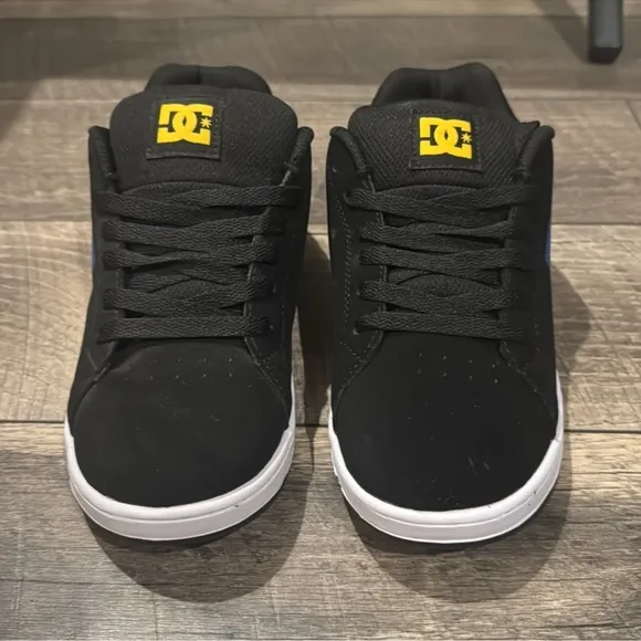 New authentic DC signature skate shoes sneakers sz 5.5 boys display