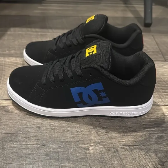 New authentic DC signature skate shoes sneakers sz 5.5 boys display