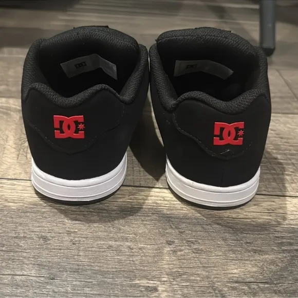 New authentic DC signature skate shoes sneakers sz 5.5 boys display