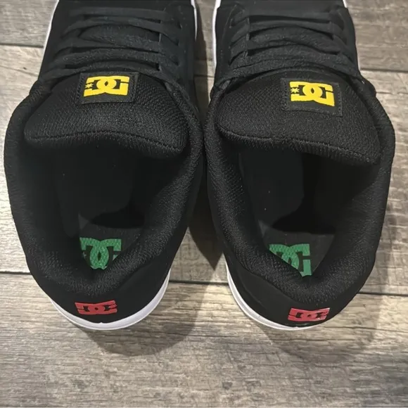 New authentic DC signature skate shoes sneakers sz 5.5 boys display