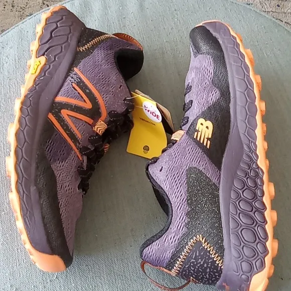 New Balance women's athlectic shoes-LIKE NEW
