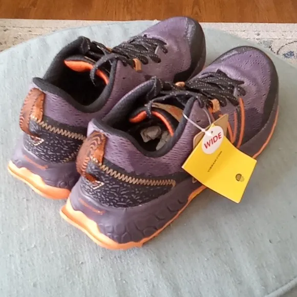 New Balance women's athlectic shoes-LIKE NEW