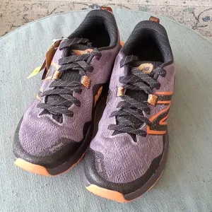 New Balance women's athlectic shoes-LIKE NEW