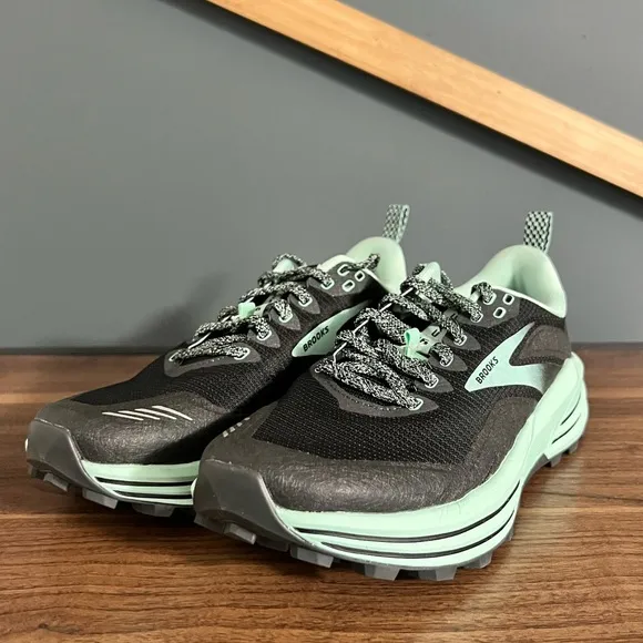 New Brooks Cascadia Trail 16 Women’s Running Shoes Size: 7.5 Medium Black/Green