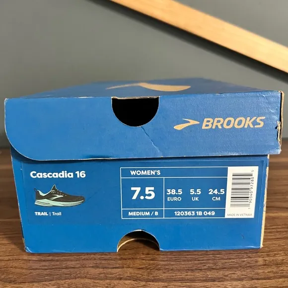 New Brooks Cascadia Trail 16 Women’s Running Shoes Size: 7.5 Medium Black/Green