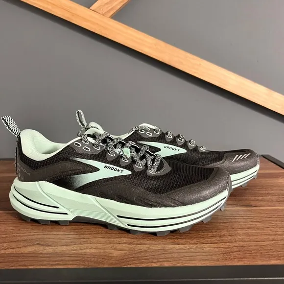 New Brooks Cascadia Trail 16 Women’s Running Shoes Size: 7.5 Medium Black/Green