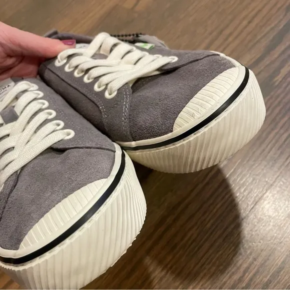 NEW Cariuma OCA Low Top Gray Suede Sneakers Women’s 10 Men’s 8.5 Lace Up Shoes