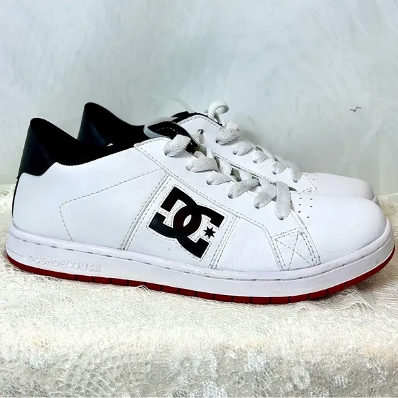 New DC Kids Boys White Sneakers Athletic Shoes / Sz 4.5