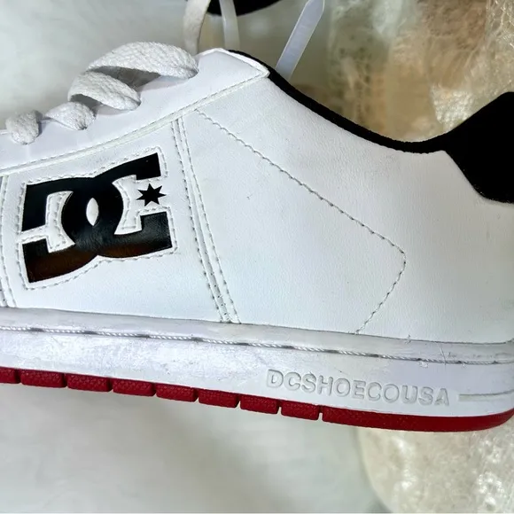 New DC Kids Boys White Sneakers Athletic Shoes / Sz 4.5