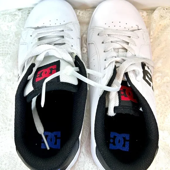 New DC Kids Boys White Sneakers Athletic Shoes / Sz 4.5