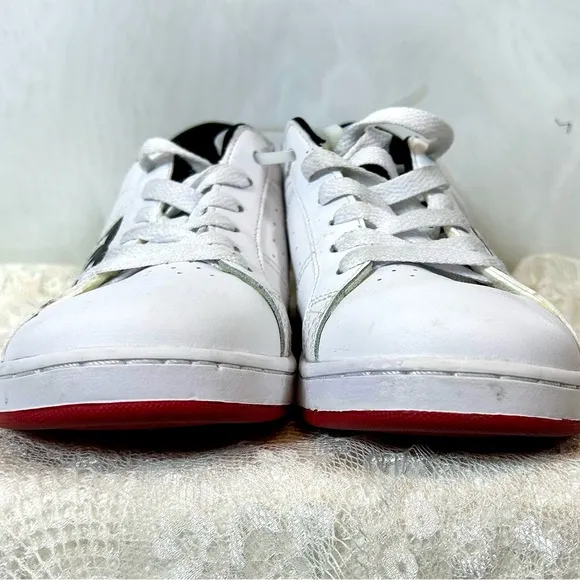 New DC Kids Boys White Sneakers Athletic Shoes / Sz 4.5