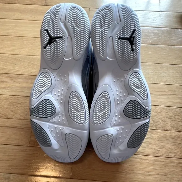 NEW Nike MENS 11 Jordan Max Aura 4 Cool Grey Wolf Grey White Sneakers