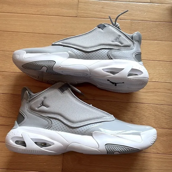 NEW Nike MENS 11 Jordan Max Aura 4 Cool Grey Wolf Grey White Sneakers
