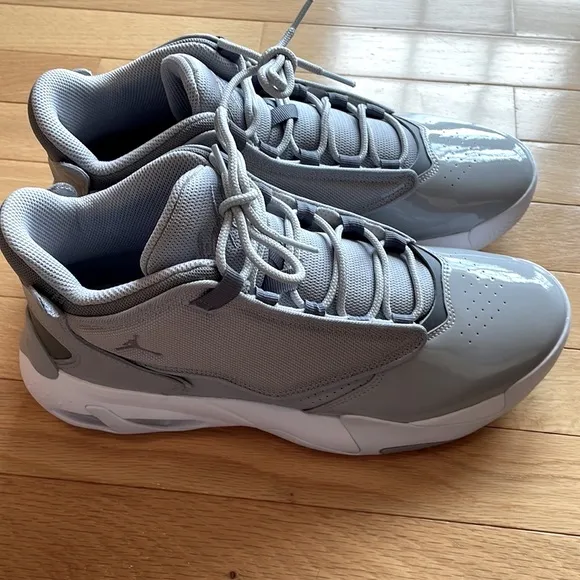 NEW Nike MENS 11 Jordan Max Aura 4 Cool Grey Wolf Grey White Sneakers