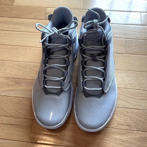 NEW Nike MENS 11 Jordan Max Aura 4 Cool Grey Wolf Grey White Sneakers