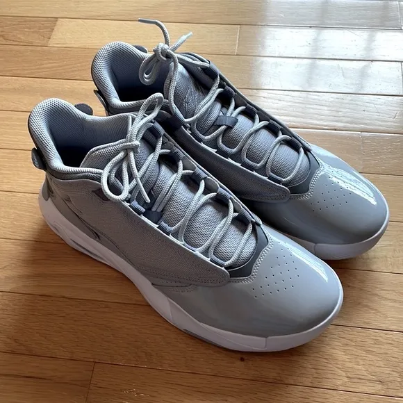 NEW Nike MENS 11 Jordan Max Aura 4 Cool Grey Wolf Grey White Sneakers