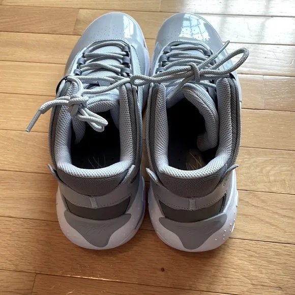 NEW Nike MENS 11 Jordan Max Aura 4 Cool Grey Wolf Grey White Sneakers