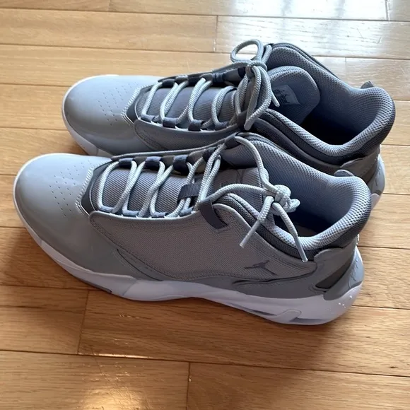 NEW Nike MENS 11 Jordan Max Aura 4 Cool Grey Wolf Grey White Sneakers