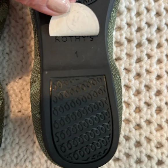 New Rothy's Kids Camouflage Slip-On Shoes size 1