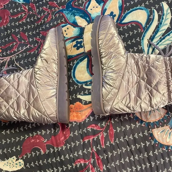 NEW! Super cool, fun, funky feminine Sezane winter wonderland boots 38 💕
