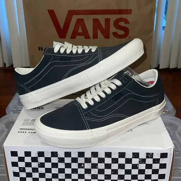 New VANS Skate Old Skool in Raven / Marshmallow