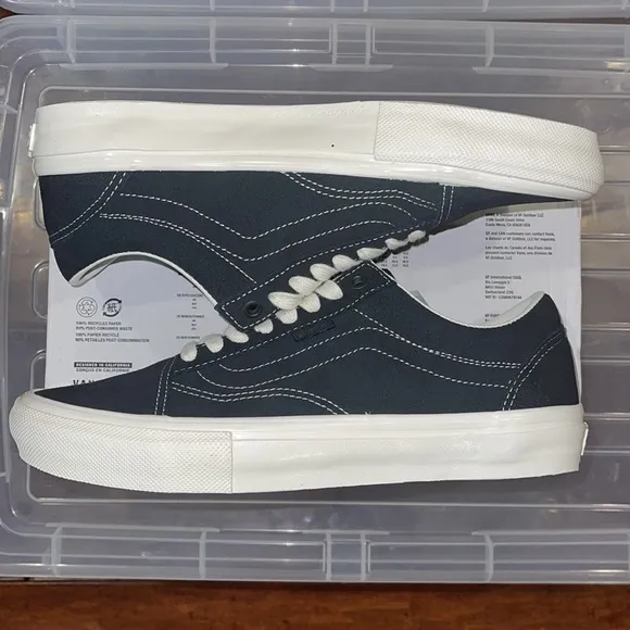 New VANS Skate Old Skool in Raven / Marshmallow