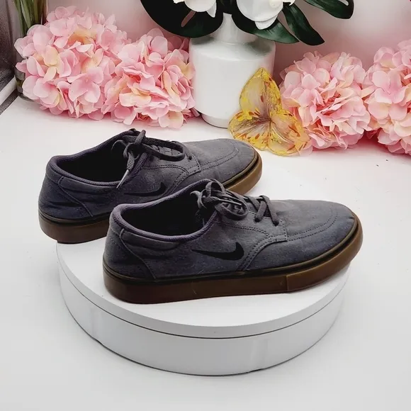 Nike 729826 007 Gray SB Clutch Shoes Size 5Y