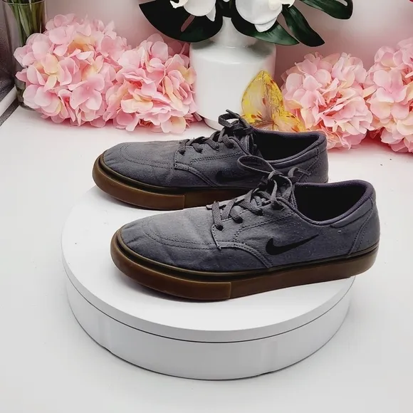 Nike 729826 007 Gray SB Clutch Shoes Size 5Y