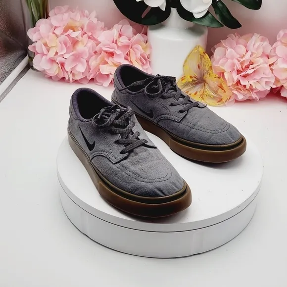 Nike 729826 007 Gray SB Clutch Shoes Size 5Y