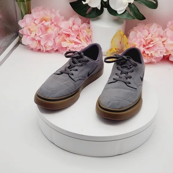 Nike 729826 007 Gray SB Clutch Shoes Size 5Y