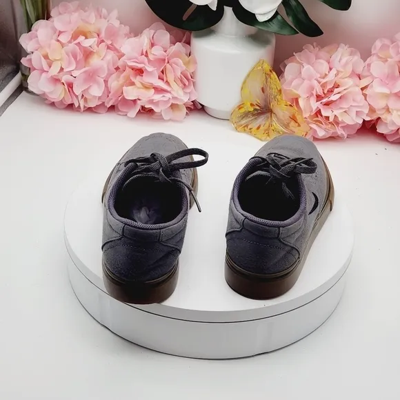 Nike 729826 007 Gray SB Clutch Shoes Size 5Y