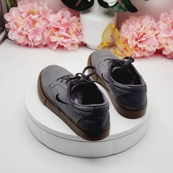 Nike 729826 007 Gray SB Clutch Shoes Size 5Y